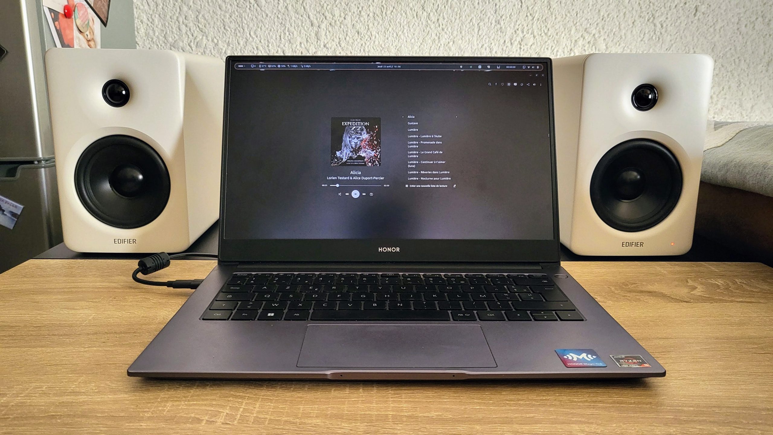 Photo de la face avant des M90 branchées sur une PC via USB-C