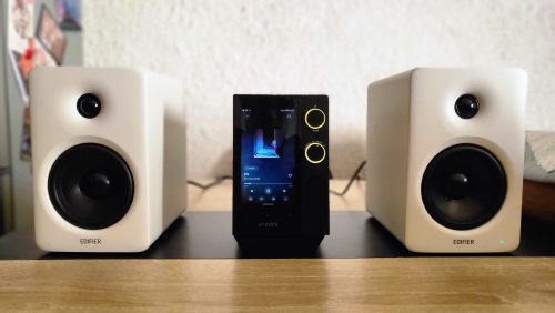 Photo des Edifier M90 branchées en test sur le streamer FiiO R7