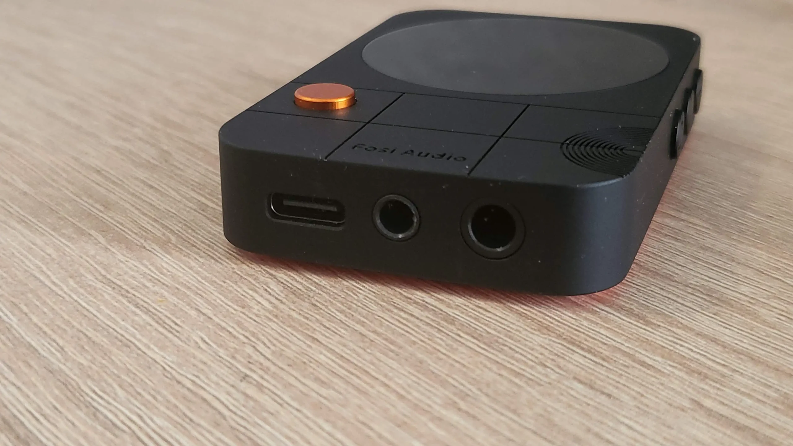 Photo du bas du Fosi MD3 avec USB-C et prises casques. - © Johan Gautreau
