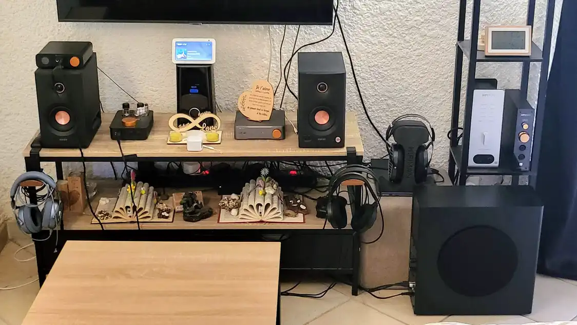 Photo du Edifier T5s dans mon salon, à côté du meuble TV.