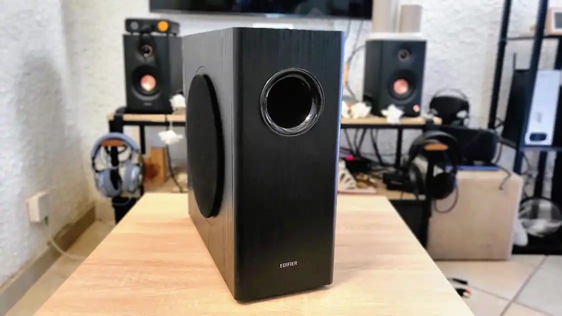 Photo du côté du T5s avec son évent de basses.