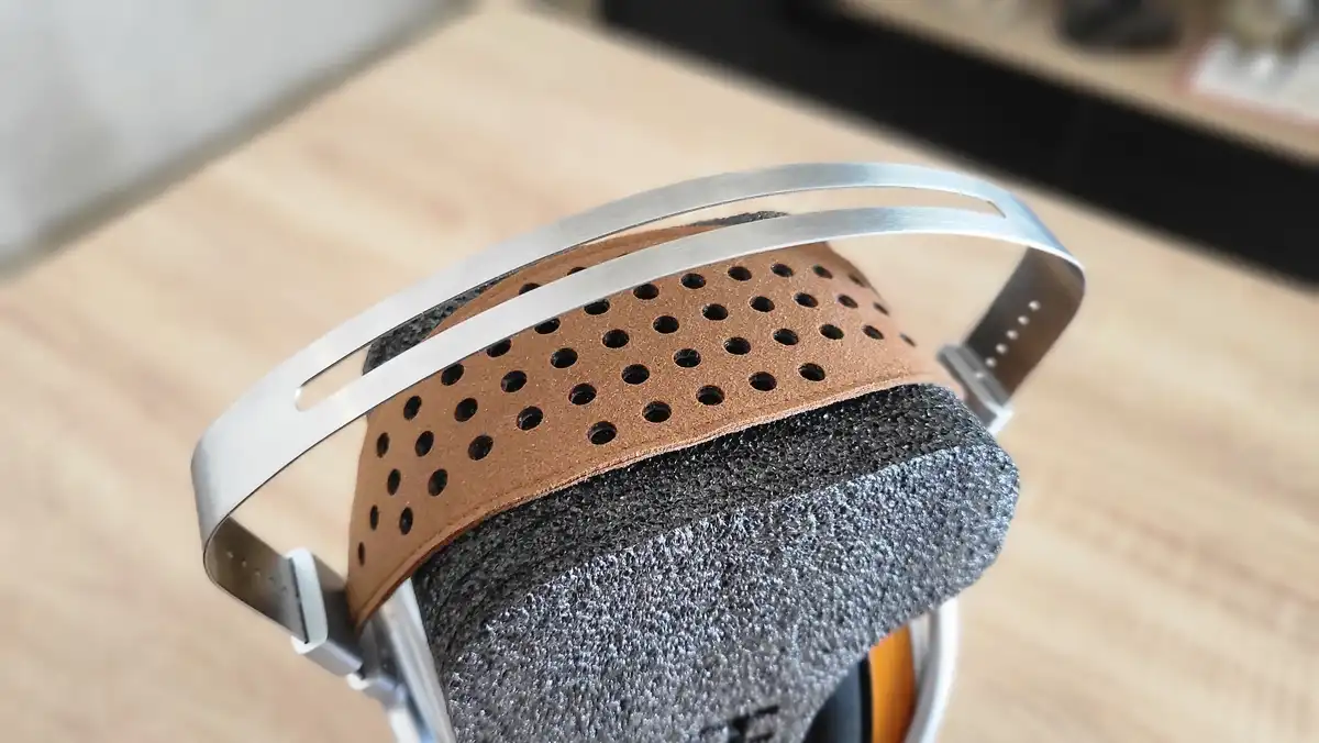 Photo du double arceau en cuir et alu du casque Hifiman HE1000 V4.