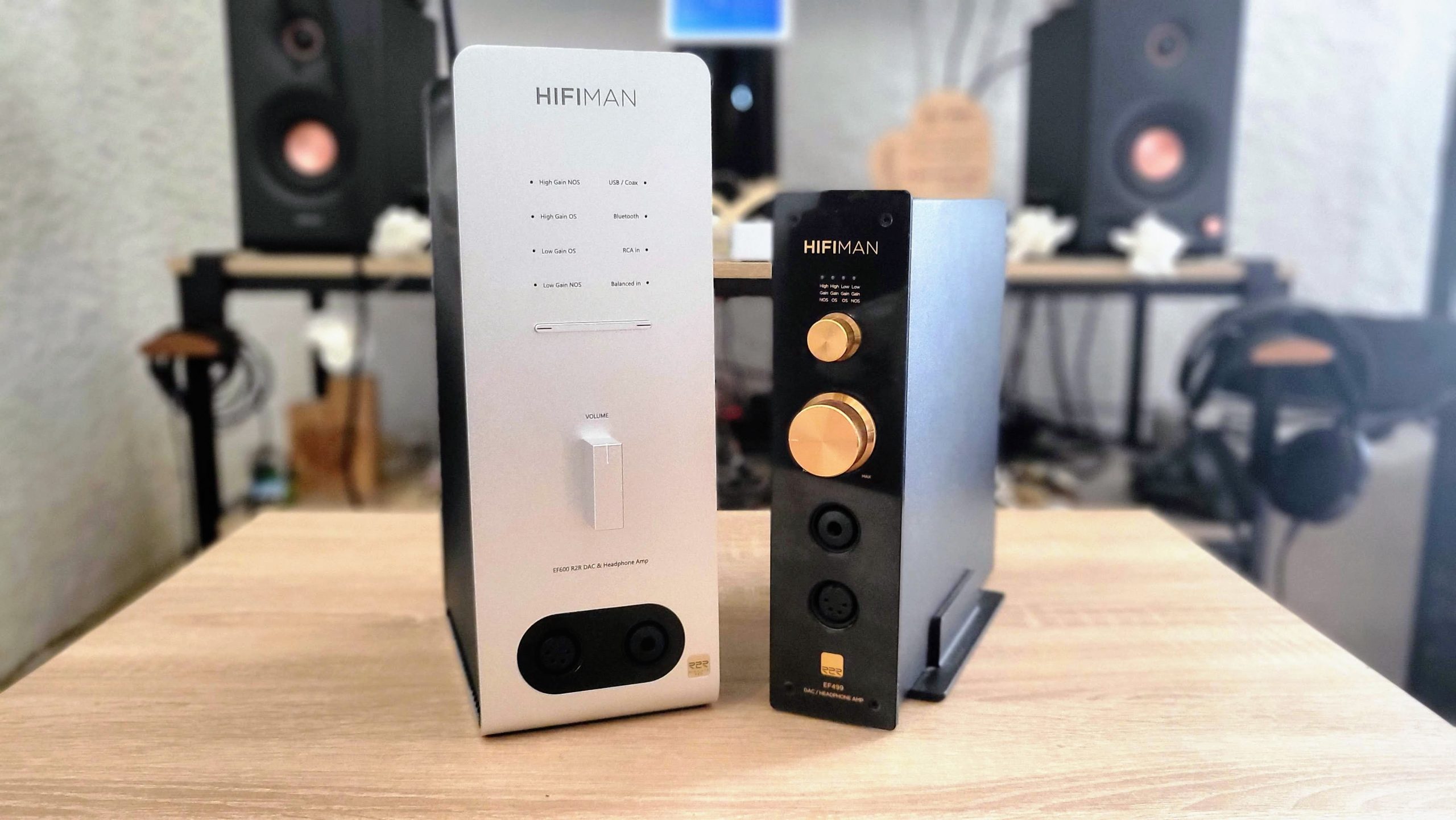 Photo des amplificateurs EF600 et EF499 côte à côte.
