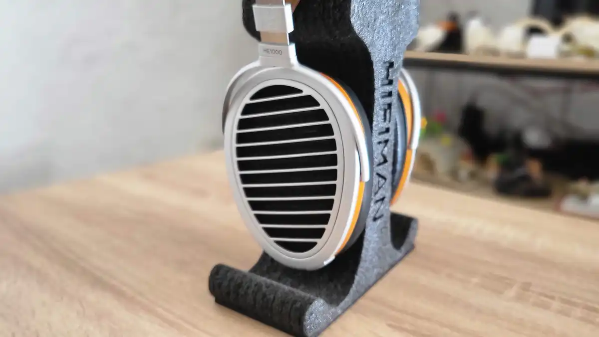 Photo de près des oreillettes ovoïdes propres à Hifiman. - © Johan Gautreau