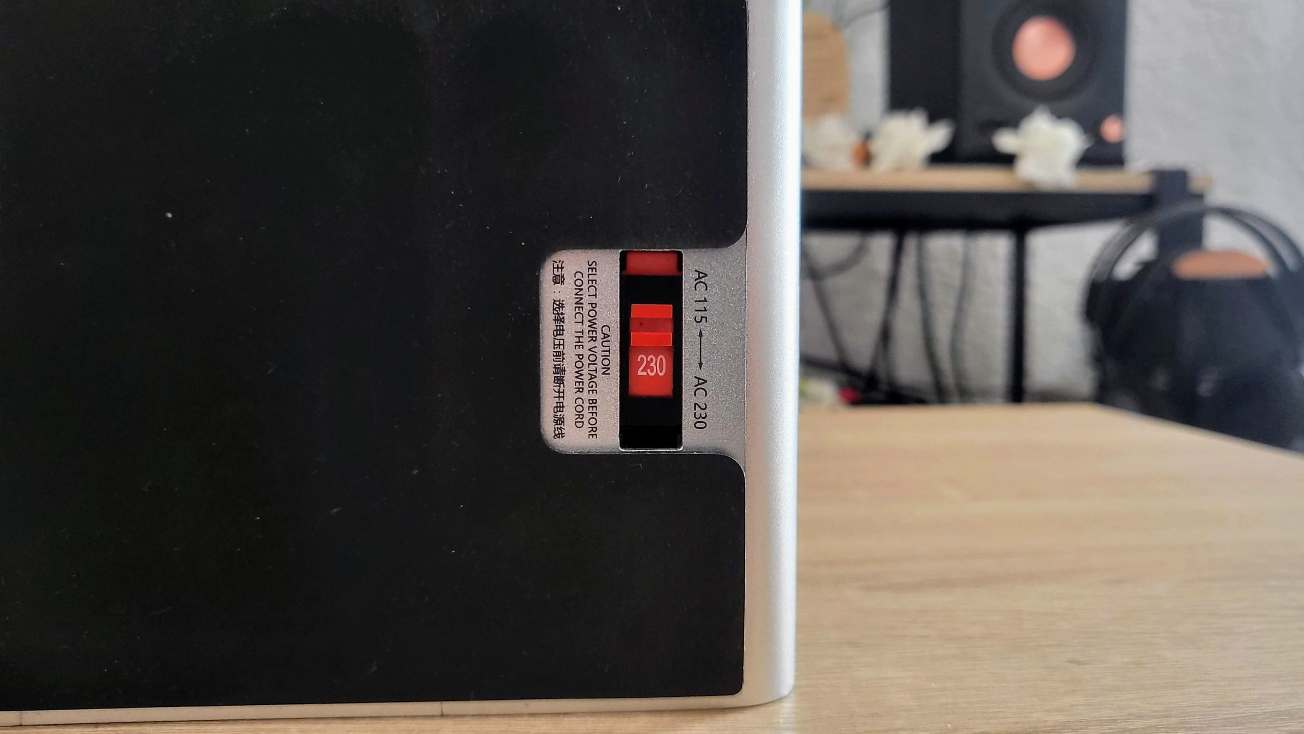 Photo du sélecteur de tension placé sous l'EF600, positionné sur 230 V.