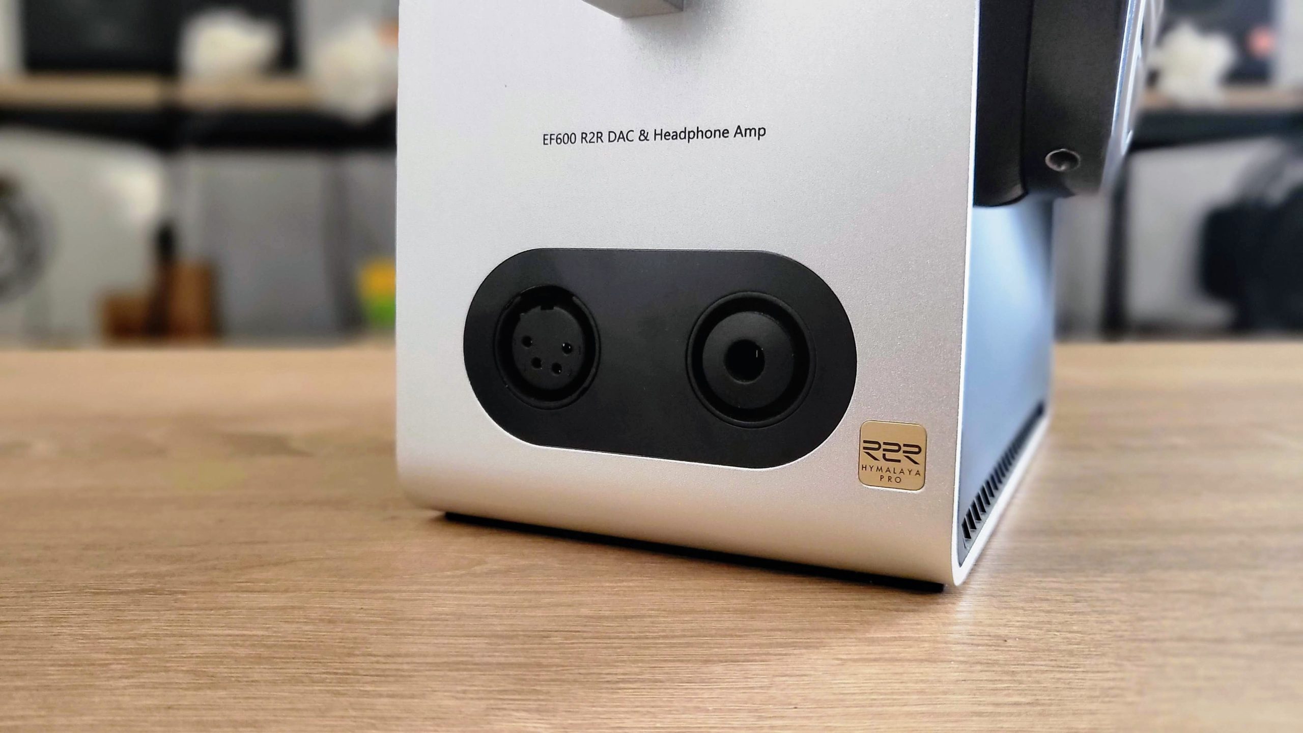 Photo rapprochée des sorties casques à l'avant de l'EF600.