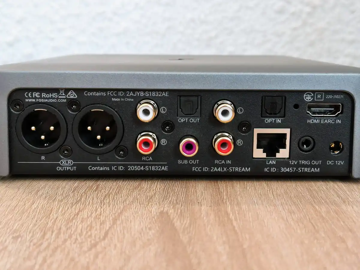 Connectique arrière sur le streamer Fosi S3. - © Johan Gautreau