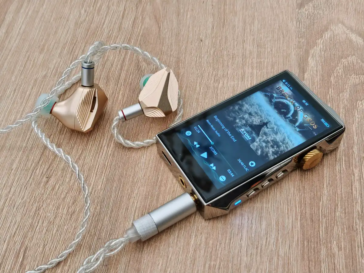 Photo de l'AP80 Pro Max Titanium Edition avec les MP145 Pro, sur une table en bois. © Johan Gautreau
